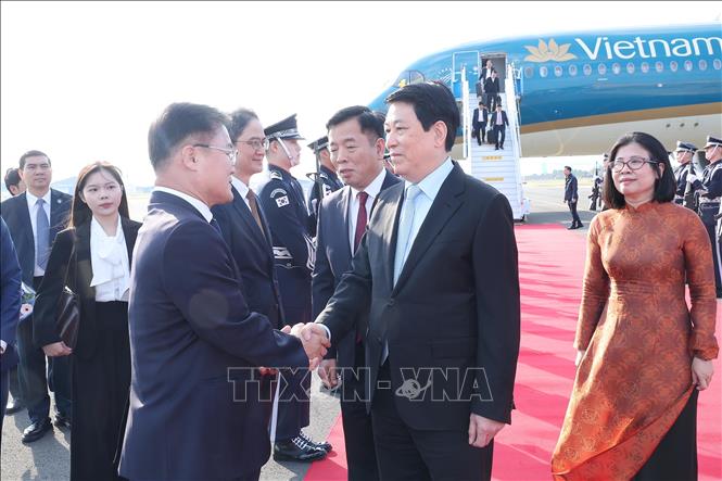 Đại biểu Hàn Quốc đón Chủ tịch nước Lương Cường tại sân bay quân sự Gimhae ở thành phố Busan (Hàn Quốc). Ảnh: Lâm Khánh - TTXVN