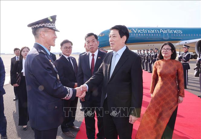 Đại biểu Hàn Quốc đón Chủ tịch nước Lương Cường tại sân bay quân sự Gimhae ở thành phố Busan (Hàn Quốc). Ảnh: Lâm Khánh - TTXVN
