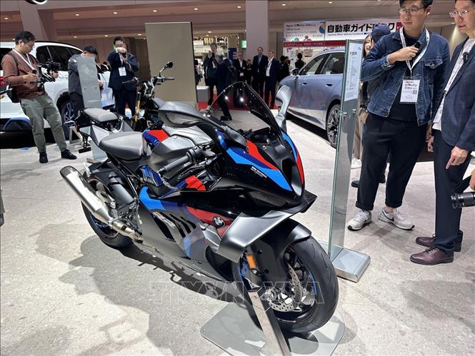 BMW M 1000 RR, siêu mô tô hiệu suất cao được thiết kế để sử dụng trên đường đua, được trang bị cánh gió khí động học và tốc độ tối đa 314 km/h. Ảnh: Nguyễn Tuyến – Pv TTXVN tại Nhật Bản