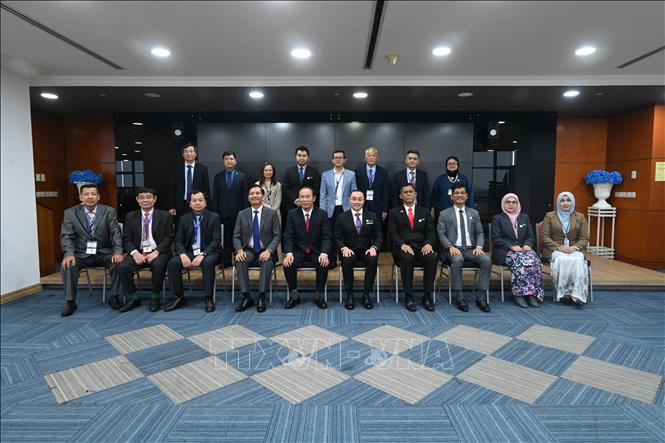 Thứ trưởng Phùng Đức Tiến (thứ 5 từ trái sang, hàng trước), Đại  sứ Việt Nam tại Malaysia Đinh Ngọc Linh (thứ 4 từ trái sang, hàng trước) chụp ảnh cùng lãnh đạo Bộ Nông nghiệp và An ninh Lương thực Malaysia. Ảnh: Quang Hoàn-PV TTXVN tại Malaysia