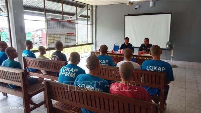 Ông Nguyễn Trần Trung, Bí thư thứ nhất Đại sứ quán Việt Nam tại Malaysia, thực hiện công tác bảo hộ công dân đối với 11 ngư dân. Ảnh: Quang Hoàn - PV TTXVN tại Malaysia