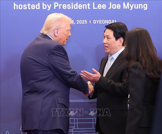 President Luong Cuong meets with US President Donald Trump at the banquet hosted by RoK President Lee Jae Myung. VNA Photo: Lâm Khánh 