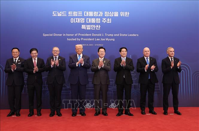 President Luong Cuong and other leaders of economies pose for a group photo. VNA Photo: Lâm Khánh 
