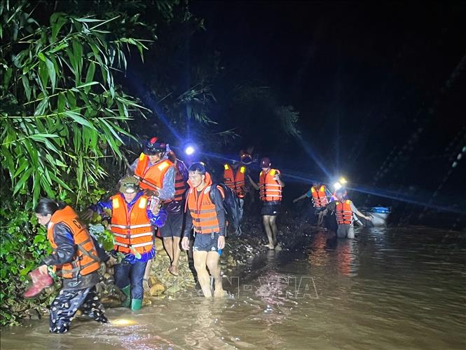 Sáu người dân được các lực lượng chức năng giải cứu thành công. Ảnh: TTXVN phát