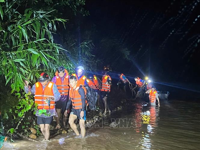 Sáu người dân được các lực lượng chức năng giải cứu thành công. Ảnh: TTXVN phát