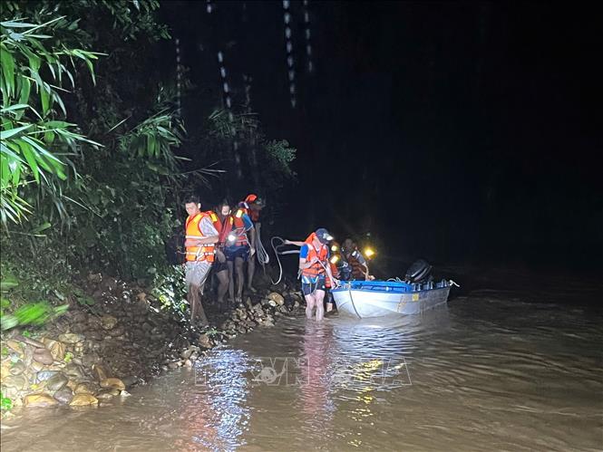 Sáu người dân được các lực lượng chức năng giải cứu thành công. Ảnh: TTXVN phát