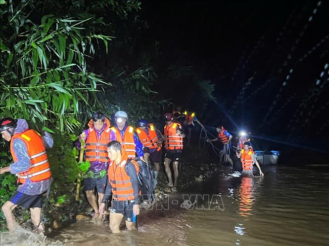 Sáu người dân được các lực lượng chức năng giải cứu thành công. Ảnh: TTXVN phát