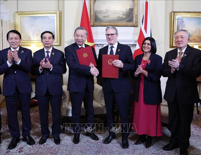 General Secretary of the Communist Party of Vietnam Central Committee To Lam and UK Prime Minister Keir Starmer exchange the joint statement announcing the elevation of Vietnam–UK relations to a Comprehensive Strategic Partnership. VNA Photo: Thống Nhất