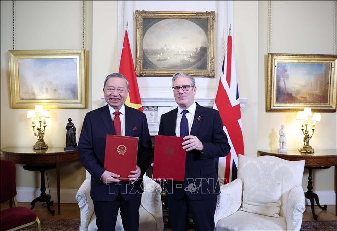 General Secretary of the Communist Party of Vietnam Central Committee To Lam and UK Prime Minister Keir Starmer exchange the joint statement announcing the elevation of Vietnam–UK relations to a Comprehensive Strategic Partnership. VNA Photo: Thống Nhất