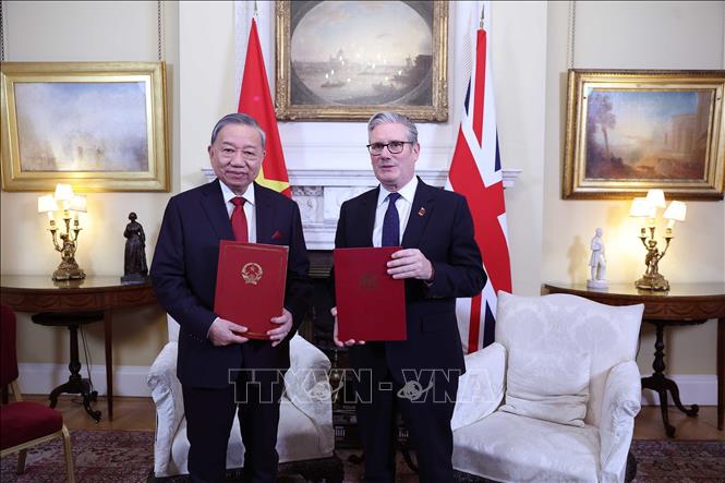 General Secretary of the Communist Party of Vietnam Central Committee To Lam and UK Prime Minister Keir Starmer exchange the joint statement announcing the elevation of Vietnam–UK relations to a Comprehensive Strategic Partnership. VNA Photo: Thống Nhất