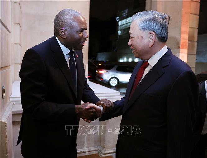 UK Deputy Prime Minister David Lammy welcomes General Secretary of the Communist Party of Vietnam Central Committee To Lam. VNA Photo: Thống Nhất