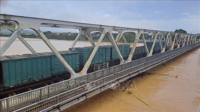 Đoàn tàu dừng trên cầu đường sắt Bạch Hổ bắc qua sông Hương, thành phố Huế để gia tải chống trôi cầu khi lũ dâng cao. Ảnh: Nguyên Lý-TTXVN