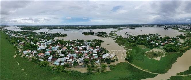 Khối phố Đoan Trai, phường Bàn Thạch, thành phố Đà Nẵng có 450 hộ dân với hơn 1500 khẩu bị nước lũ bao vây cô lập mức nước ngập từ 1 đến hơn 2 mét do mưa liên tục trong nhiều ngày qua. Ảnh: Trần Lê Lâm – TTXVN 