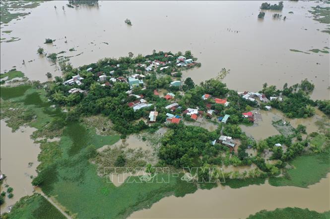 Khối phố Đoan Trai, phường Bàn Thạch, thành phố Đà Nẵng có 450 hộ dân với hơn 1500 khẩu bị nước lũ bao vây cô lập mức nước ngập từ 1 đến hơn 2 mét do mưa liên tục trong nhiều ngày qua. Ảnh: Trần Lê Lâm – TTXVN 
