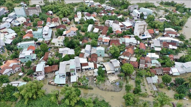Khối phố Đoan Trai, phường Bàn Thạch, thành phố Đà Nẵng có 450 hộ dân với hơn 1500 khẩu bị nước lũ bao vây cô lập mức nước ngập từ 1 đến hơn 2 mét do mưa liên tục trong nhiều ngày qua. Ảnh: Trần Lê Lâm – TTXVN 