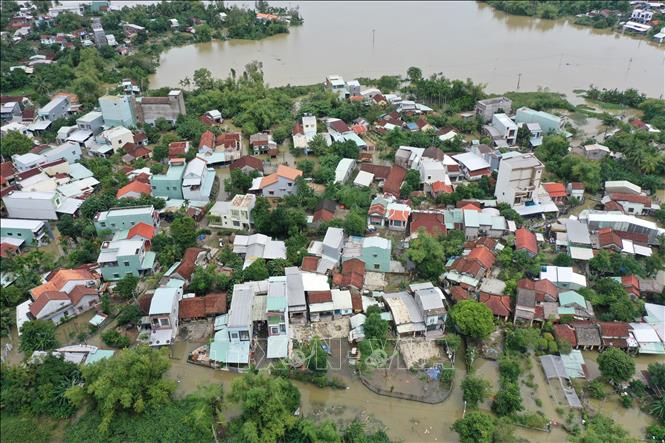 Khối phố Đoan Trai, phường Bàn Thạch, thành phố Đà Nẵng có 450 hộ dân với hơn 1500 khẩu bị nước lũ bao vây cô lập mức nước ngập từ 1 đến hơn 2 mét do mưa liên tục trong nhiều ngày qua. Ảnh: Trần Lê Lâm – TTXVN 