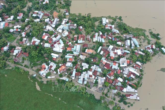 Khối phố Đoan Trai, phường Bàn Thạch, thành phố Đà Nẵng có 450 hộ dân với hơn 1500 khẩu bị nước lũ bao vây cô lập mức nước ngập từ 1 đến hơn 2 mét do mưa liên tục trong nhiều ngày qua. Ảnh: Trần Lê Lâm – TTXVN 