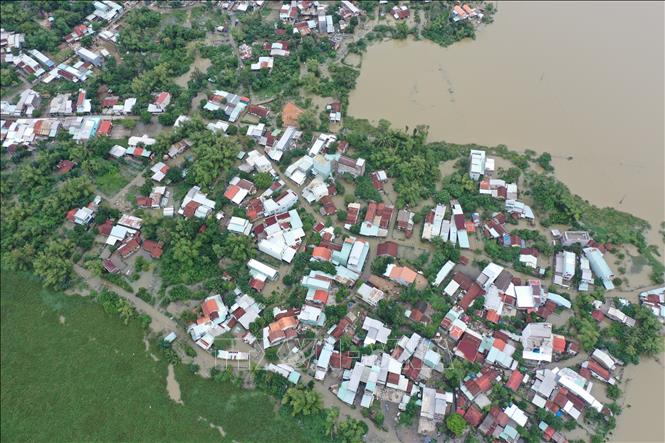 Khối phố Đoan Trai, phường Bàn Thạch, thành phố Đà Nẵng có 450 hộ dân với hơn 1500 khẩu bị nước lũ bao vây cô lập mức nước ngập từ 1 đến hơn 2 mét do mưa liên tục trong nhiều ngày qua. Ảnh: Trần Lê Lâm – TTXVN 