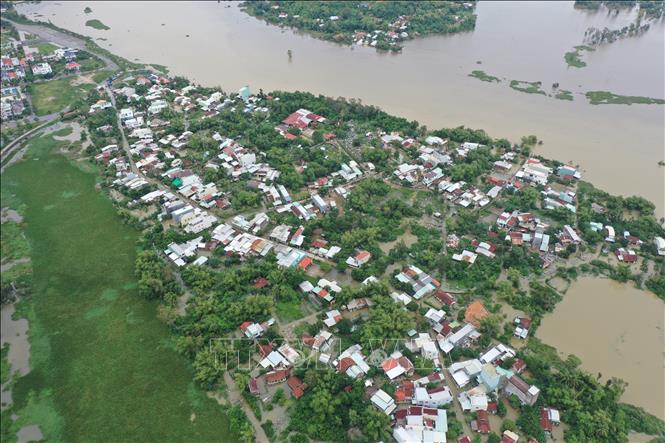 Khối phố Đoan Trai, phường Bàn Thạch, thành phố Đà Nẵng có 450 hộ dân với hơn 1500 khẩu bị nước lũ bao vây cô lập mức nước ngập từ 1 đến hơn 2 mét do mưa liên tục trong nhiều ngày qua. Ảnh: Trần Lê Lâm – TTXVN 