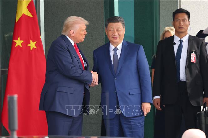 Tổng thống Mỹ Donald Trump (trái) trong cuộc hội đàm với Chủ tịch Trung Quốc Tập Cận Bình (thứ 2, phải) tại Busan, Hàn Quốc ngày 30/10/2025. Ảnh: Yonhap/TTXVN
