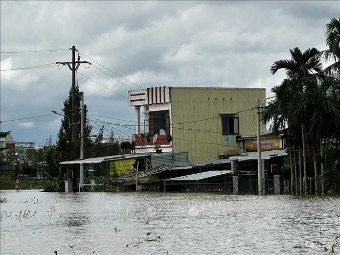 Nhà dân ở Khối phố Đoan Trai, phường Bàn Thạch, thành phố Đà Nẵng trưa ngày 30/10/2025 vẫn bị ngập sâu từ 1 đến 2m. Ảnh: Trần Lê Lâm - TTXVN