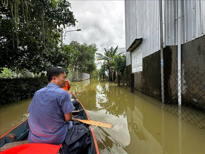 Đường bộ vào nhà dân trở thành đường thủy ở Khối phố Đoan Trai, phường Bàn Thạch, thành phố Đà Nẵng trưa ngày 30/10/2025 vẫn bị ngập sâu từ 1 đến 2m. Ảnh: Trần Lê Lâm - TTXVN