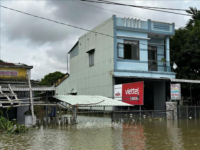 Nhà dân ở Khối phố Đoan Trai, phường Bàn Thạch, thành phố Đà Nẵng trưa ngày 30/10/2025 vẫn bị ngập sâu từ 1 đến 2m. Ảnh: Trần Lê Lâm - TTXVN