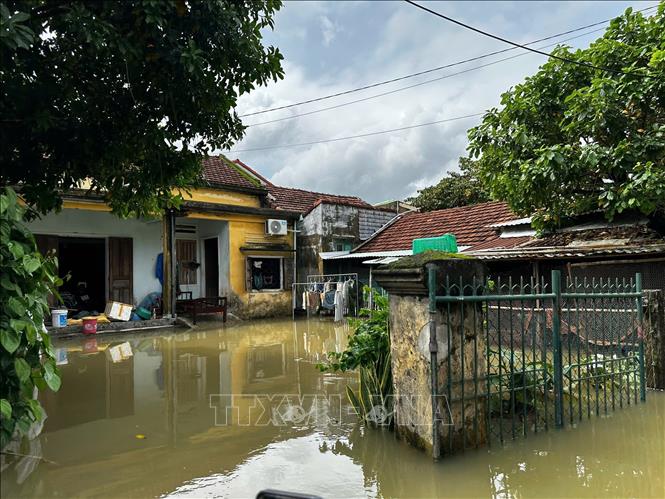Nhà dân ở Khối phố Đoan Trai, phường Bàn Thạch, thành phố Đà Nẵng trưa ngày 30/10/2025 vẫn bị ngập sâu từ 1 đến 2m. Ảnh: Trần Lê Lâm - TTXVN
