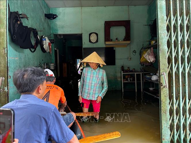 Nhà dân ở Khối phố Đoan Trai, phường Bàn Thạch, thành phố Đà Nẵng trưa ngày 30/10/2025 vẫn bị ngập sâu từ 1 đến 2m đang ở trong tình trạng không điện không có nước sạch và phải lội nước. Ảnh: Trần Lê Lâm - TTXVN