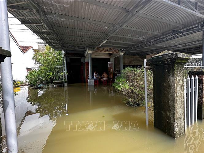 Nhà dân ở Khối phố Đoan Trai, phường Bàn Thạch, thành phố Đà Nẵng trưa ngày 30/10/2025 vẫn bị ngập sâu từ 1 đến 2m. Ảnh: Trần Lê Lâm - TTXVN