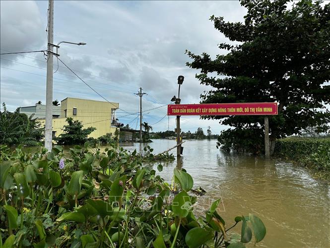 Đường vào nhà dân ở Khối phố Đoan Trai, phường Bàn Thạch, thành phố Đà Nẵng trưa ngày 30/10/2025 vẫn bị ngập sâu đến 3m. Ảnh: Trần Lê Lâm - TTXVN
