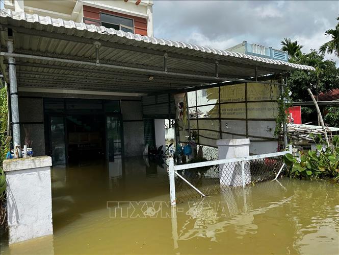Nhà dân ở Khối phố Đoan Trai, phường Bàn Thạch, thành phố Đà Nẵng trưa ngày 30/10/2025 vẫn bị ngập sâu từ 1 đến 2m. Ảnh: Trần Lê Lâm - TTXVN