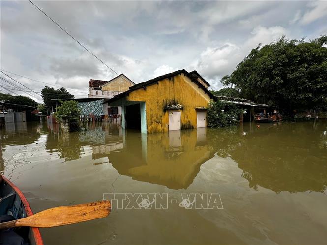 Nhà dân ở Khối phố Đoan Trai, phường Bàn Thạch, thành phố Đà Nẵng trưa ngày 30/10/2025 vẫn bị ngập sâu từ 1 đến 2m. Ảnh: Trần Lê Lâm - TTXVN