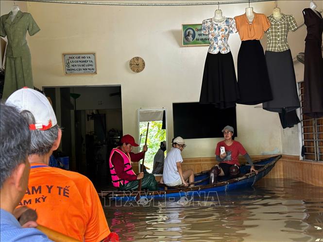 Nhà dân ở Khối phố Đoan Trai, phường Bàn Thạch, thành phố Đà Nẵng trưa ngày 30/10/2025 vẫn bị ngập sâu từ 1 đến 2m, người dân phải di chuyển bằng thuyền. Ảnh: Trần Lê Lâm - TTXVN