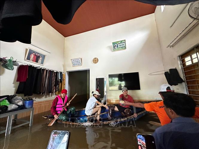 Khối phố Đoan Trai, phường Bàn Thạch, thành phố Đà Nẵng trưa ngày 30/10/2025 vẫn bị ngập sâu từ 1 đến 2m, người dân phải ngồi trên thuyền ngay trong chính ngôi nhà của mình. Ảnh: Trần Lê Lâm - TTXVN