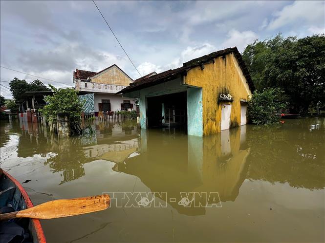 Khối phố Đoan Trai, phường Bàn Thạch, thành phố Đà Nẵng có 450 hộ dân với hơn 1500 khẩu bị nước lũ bao vây cô lập mức nước ngập từ 1 đến hơn 2 mét do mưa liên tục trong nhiều ngày qua. Ảnh: Trần Lê Lâm – TTXVN 