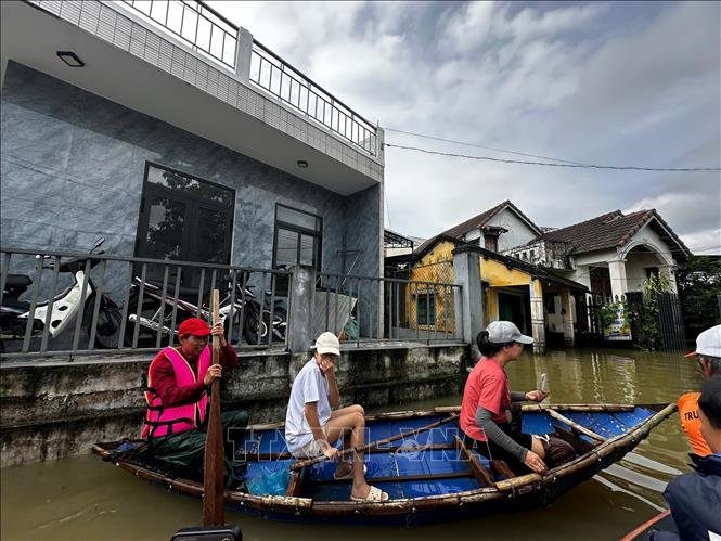 Người dân ở Khối phố Đoan Trai, phường Bàn Thạch, thành phố Đà Nẵng trưa ngày 30/10/2025 vẫn bị ngập sâu từ 1 đến 2m và phải di chuyển bằng thuyền. Ảnh: Trần Lê Lâm - TTXVN