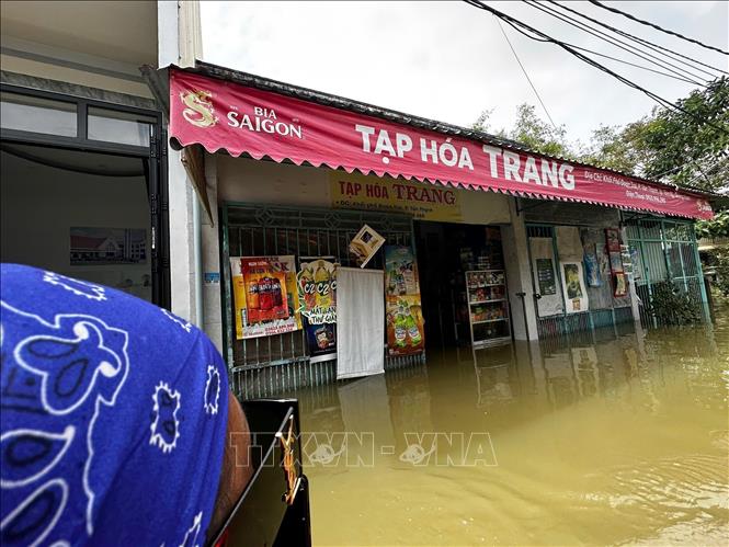 Khối phố Đoan Trai, phường Bàn Thạch, thành phố Đà Nẵng trưa ngày 30/10/2025 vẫn bị ngập sâu từ 1 đến 2m, người dân phải di chuyển bằng thuyền để hỗ trợ lương thực, nước uống cho các nhà lân cận. Ảnh: Trần Lê Lâm - TTXVN