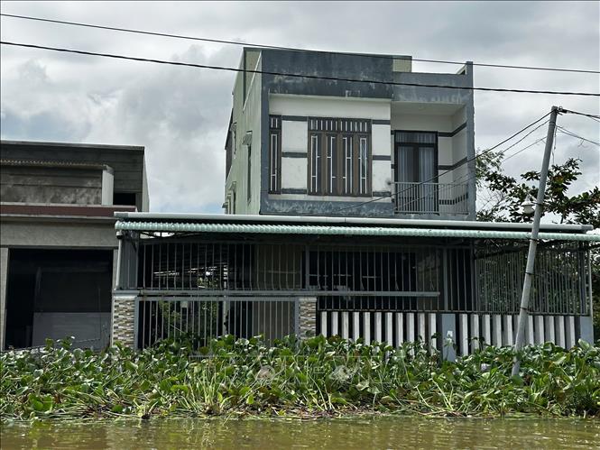 Khối phố Đoan Trai, phường Bàn Thạch, thành phố Đà Nẵng trưa ngày 30/10/2025 vẫn bị ngập sâu từ 1 đến 2m. Ảnh: Trần Lê Lâm - TTXVN