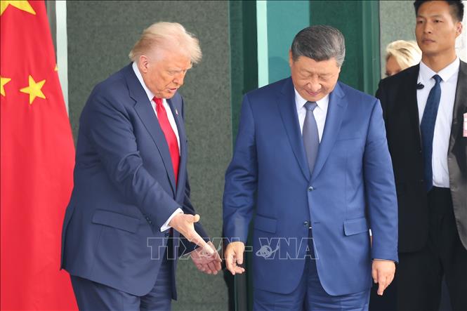 Tổng thống Mỹ Donald Trump (trái) và Chủ tịch Trung Quốc Tập Cận Bình (thứ 2, phải) sau hội đàm tại Busan, Hàn Quốc ngày 30/10/2025. Ảnh: Yonhap/TTXVN