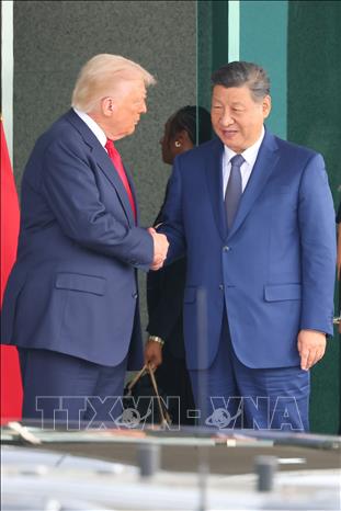 Tổng thống Mỹ Donald Trump (trái) và Chủ tịch Trung Quốc Tập Cận Bình (phải) sau hội đàm tại Busan, Hàn Quốc ngày 30/10/2025. Ảnh: Yonhap/TTXVN