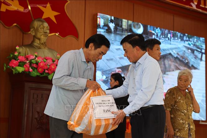 Trong ảnh: Đồng chí Trần Cẩm Tú, Thường trực Ban Bí thư trao quà của lãnh đạo Đảng, Nhà nước cho bà con xã Duy Nghĩa bị ảnh hưởng nặng nề do mưa lũ. Ảnh: Anh Dũng: TTXVN