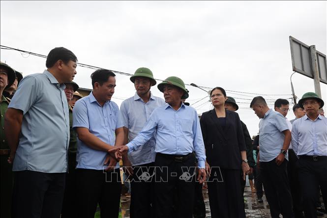 Đồng chí Trần Cẩm Tú, Thường trực Ban Bí thư nghe báo cáo tình hình gia cố, bảo vệ  bờ kè tại thôn An Lương bị sạt lở uy hiến đến tính mạng tài sản của hàng trăm hộ dân xã Duy Nghĩa. Ảnh: Anh Dũng – TTXVN