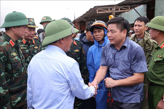 Đồng chí Trần Cẩm Tú Thường trực Ban Bí thư động viên lãnh đạo xã Duy Nghĩa tập trung các nguồn lực chăm lo cho bà con vượt qua mất mát do thiên tai. Ảnh: Anh Dũng - TTXVN