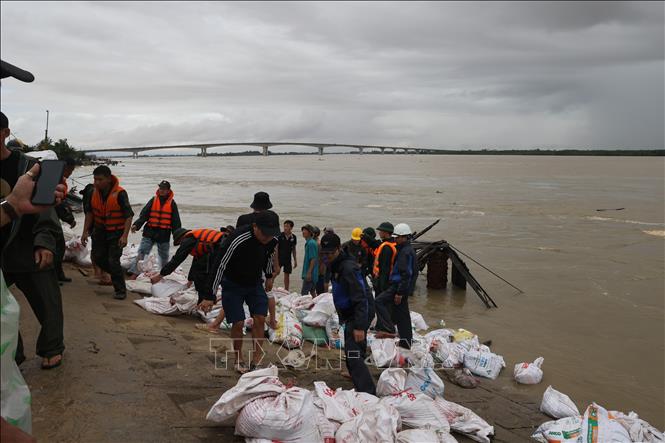 Hàng trăm cán bộ, chiến sĩ và nhân dân đang khẩn trương gia cố, bảo vệ  bờ kè tại thôn An Lương bị sạt lở uy hiến đến tính mạng tài sản của hàng trăm hộ dân xã Duy Nghĩa. Ảnh: Anh Dũng – TTXVN