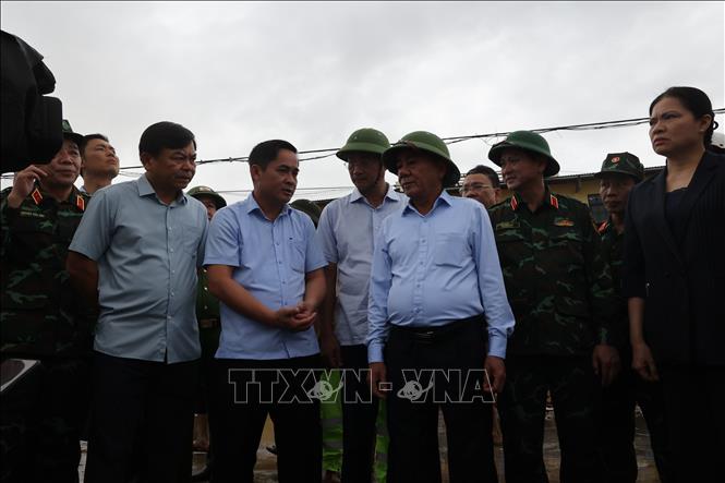 Đồng chí Trần Cẩm Tú, Thường trực Ban Bí thư nghe báo cáo tình hình gia cố, bảo vệ  bờ kè tại thôn An Lương bị sạt lở uy hiến đến tính mạng tài sản của hàng trăm hộ dân xã Duy Nghĩa. Ảnh: Anh Dũng – TTXVN