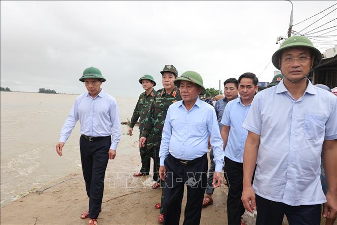 Đồng chí Trần Cẩm Tú, Thường trực Ban Bí thư đến động viên các lực lượng đang ngày đêm gia cố, bảo vệ  bờ kè tại thôn An Lương bị sạt lở uy hiến đến tính mạng tài sản của hàng trăm hộ dân xã Duy Nghĩa. Ảnh: Anh Dũng - TTXVN