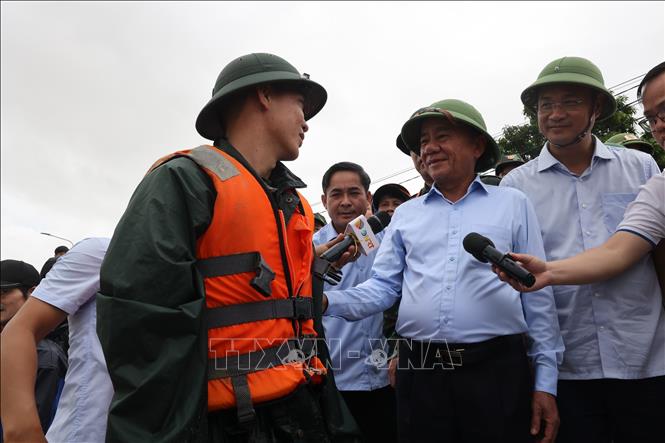 Đồng chí Trần Cẩm Tú, Thường trực Ban Bí thư đến động viên các lực lượng đang ngày đêm gia cố, bảo vệ  bờ kè tại thôn An Lương bị sạt lở uy hiến đến tính mạng tài sản của hàng trăm hộ dân xã Duy Nghĩa. Ảnh: Anh Dũng – TTXVN