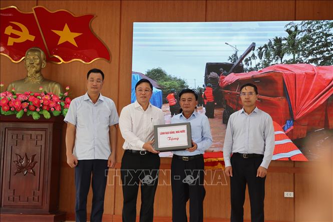 Đồng chí Trần Cẩm Tú Thường trực Ban Bí thư trao quà của lãnh đạo Đảng, Nhà nước cho cho thành phố Đà Nẵng để sớm khắc phục hậu quả của mưa lũ. Anh Dũng: TTXVN