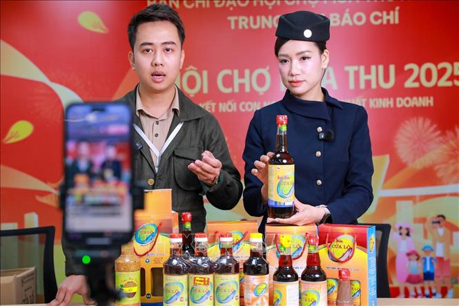 Phiên bán hàng trực tuyến các sản phẩm của Hội chợ mùa Thu 2025 trên các nền tảng số ngày 30/10. Ảnh: Khánh Hoà - TTXVN